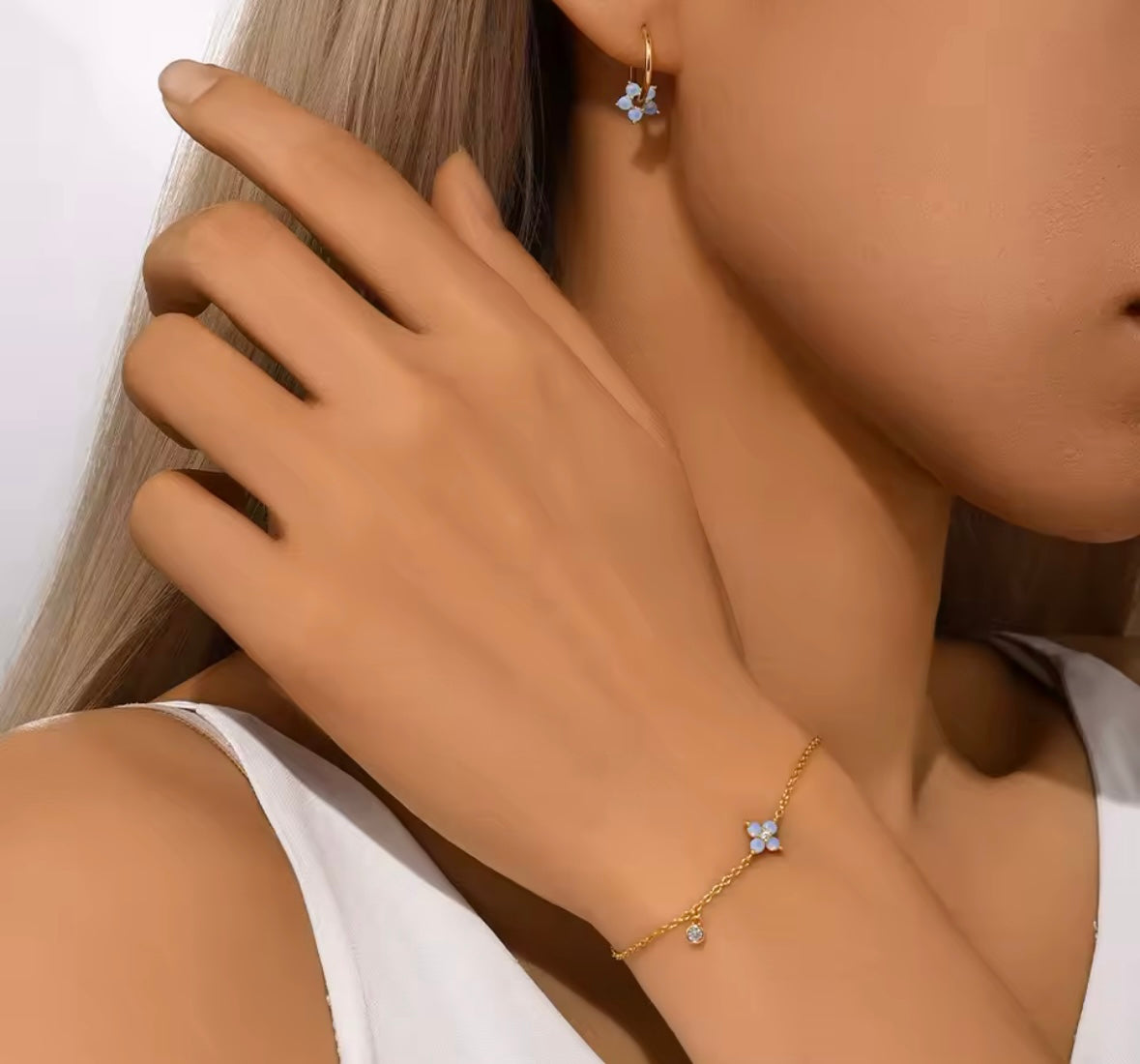 Flower and charm pendant gold bracelet